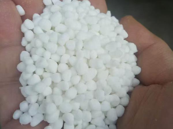 नियन्त्रित-रिलीज उर्वरक र ढिलो-रिलीज उर्वरहरू बीच के भिन्नता छ?